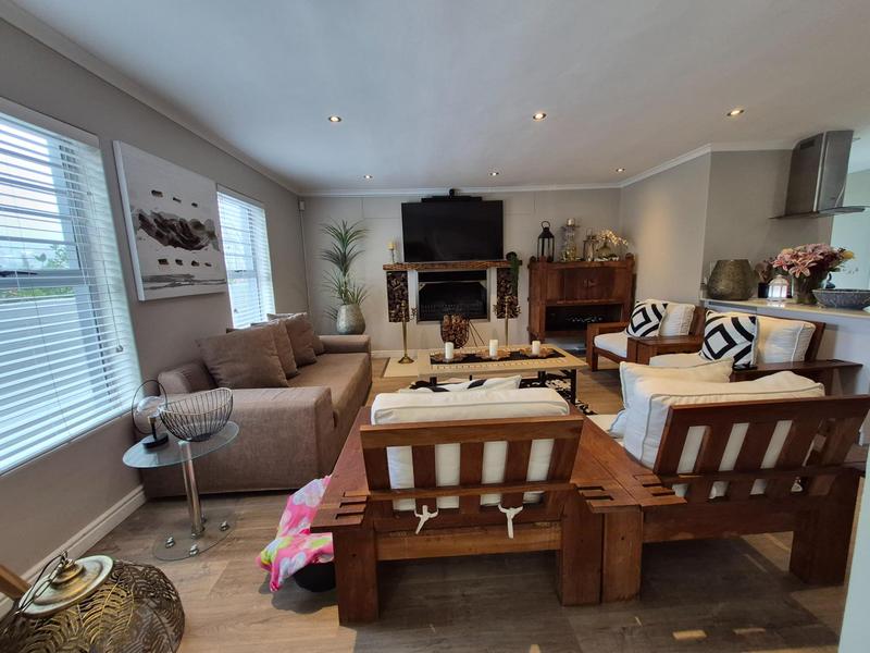 To Let 4 Bedroom Property for Rent in Oude Westhof Western Cape